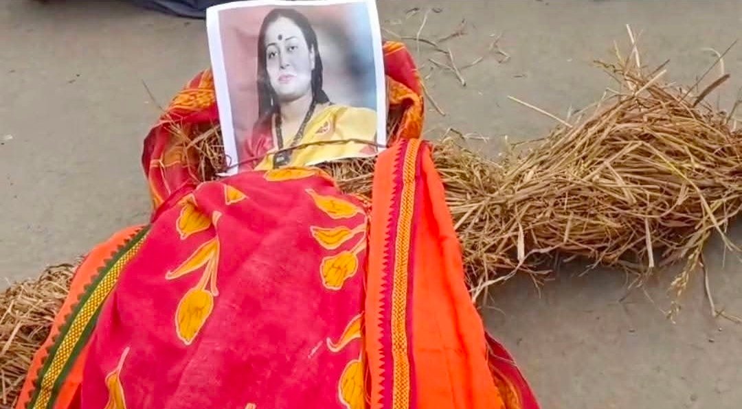 ধর্মনগরে এবিভিপির বিক্ষোভ, বিজেপির বিধায়ক-পত্নীর কুশপুত্তলিকা দাহ।