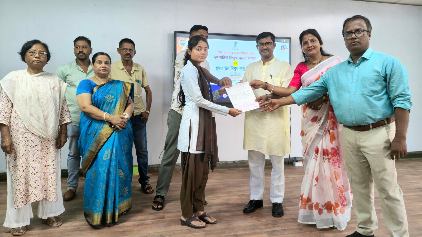 জনতা কলেজে ‘নিজুত মইনা’ ও ‘নিজুত বাবু’ প্রকল্পের প্রথম কিস্তির চেক বিতরণ