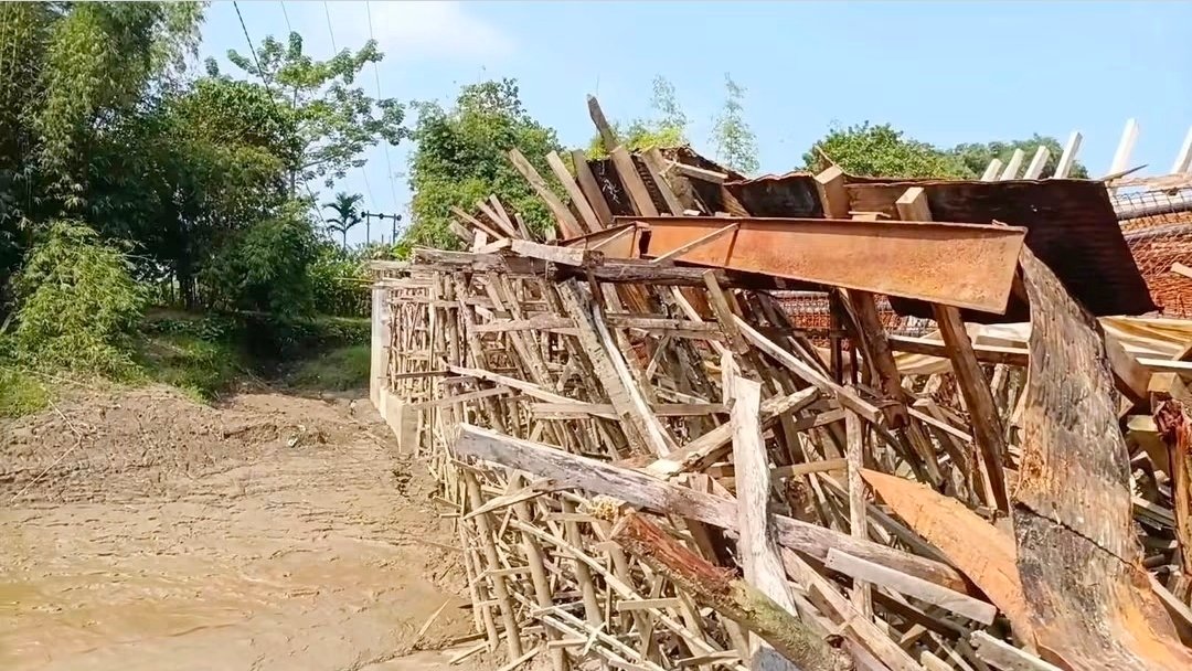 ভেঙে পড়ল ৩ কোটি টাকার নির্মাণাধীন সেতু, কাজের মান নিয়ে প্রশ্ন