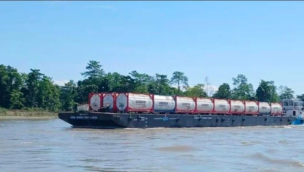 আসাম থেকে ব্রহ্মপুত্র পথে ৫৪০ মেট্রিক টন মিথানল যাচ্ছে বাংলাদেশে। ৭০ বছর পর ফের সরব ডিব্রুগড় নদীবন্দর