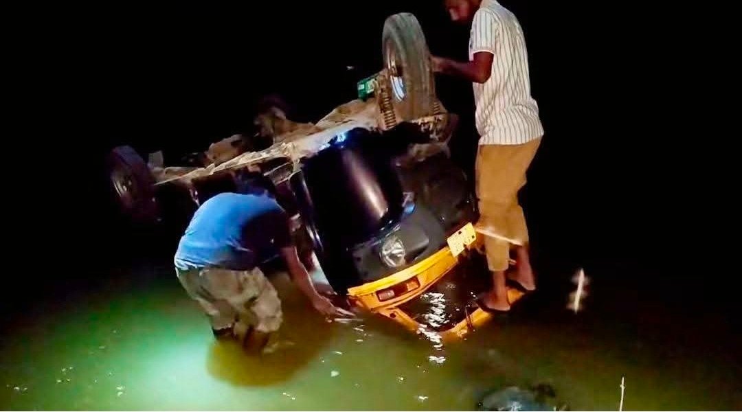 সংকীর্ণ সেতু পার হতে গিয়ে লংগাই নদীতে উল্টে পড়ল যাত্রীবাহী অটো, গুরুতর আহত ২